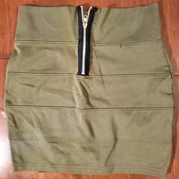 Limité Military Green Pencil Skirt - Picture 2 of 2